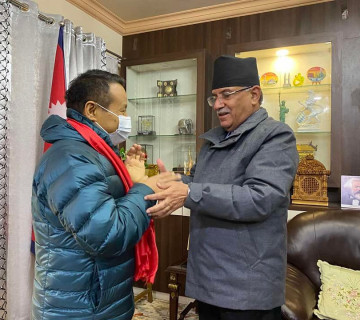 चार महिनापछि स्वदेश फर्केका वर्षमानलाई खुमलटारमा प्रचण्डको स्वागत 